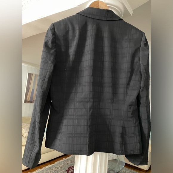 Tahari Arthur Levine women’s size 10 shawl Coaller black pin striped two buttons - Picture 2 of 4